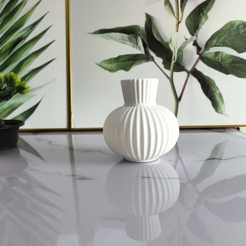 Elegante gerippte Keramikvase Karnz