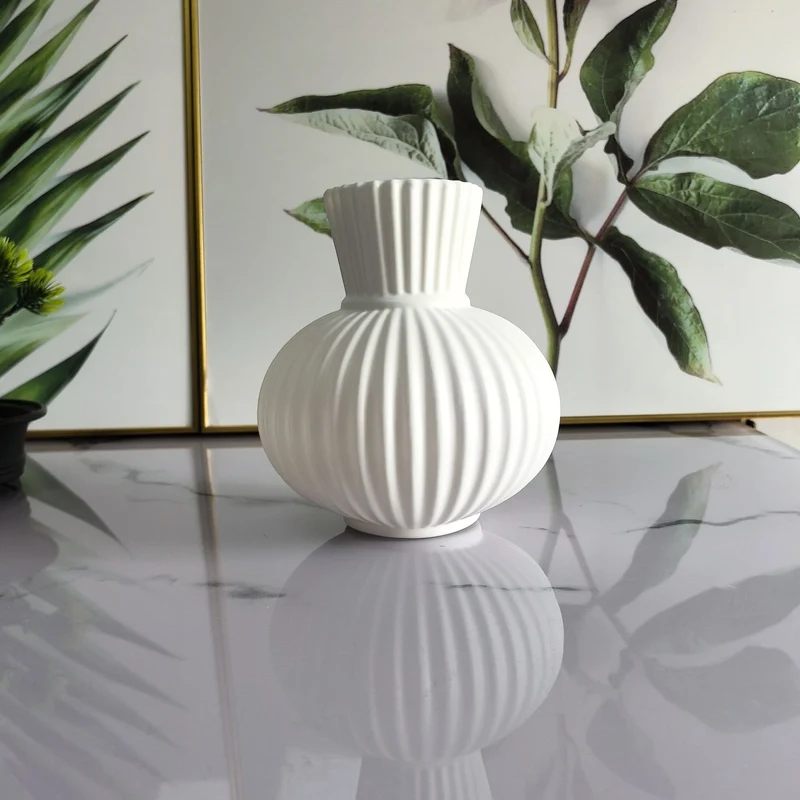 Elegante gerippte Keramikvase Karnz