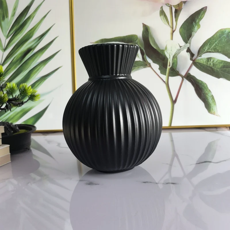 Elegante gerippte Keramikvase Karnz