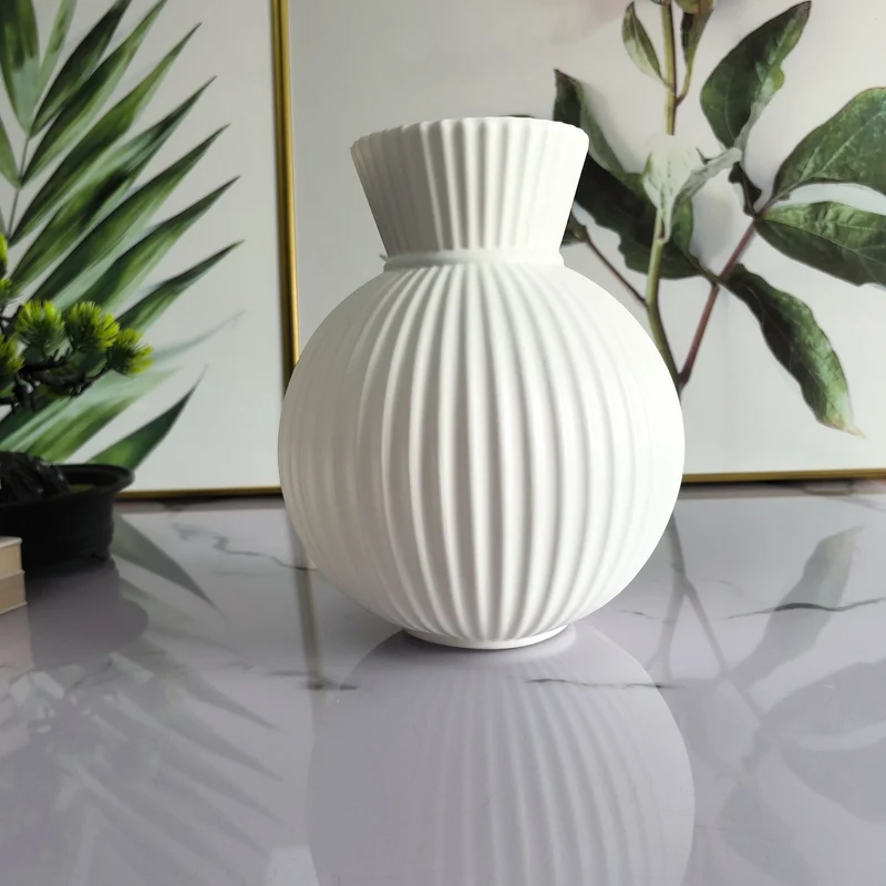 Elegante gerippte Keramikvase Karnz