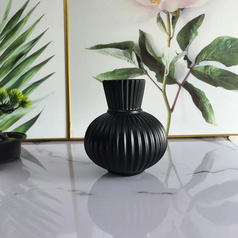 Elegante gerippte Keramikvase Karnz