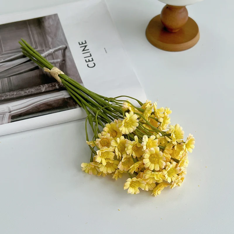 Realistische Gänseblümchen Blumenstrauß
