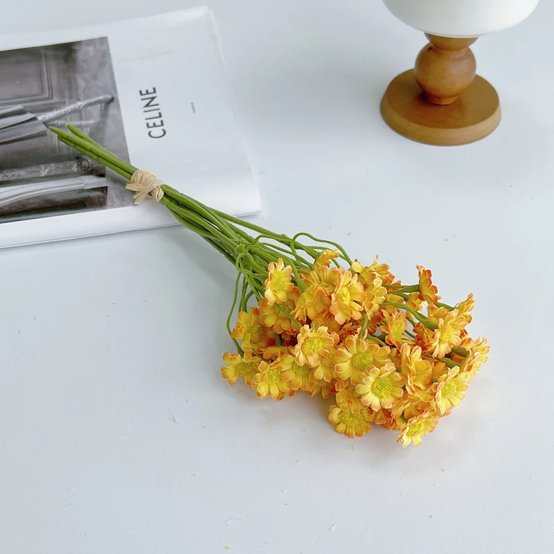 Realistische Gänseblümchen Blumenstrauß