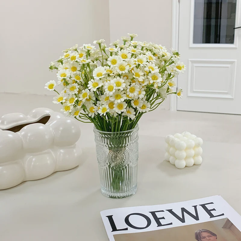 Realistische Gänseblümchen Blumenstrauß