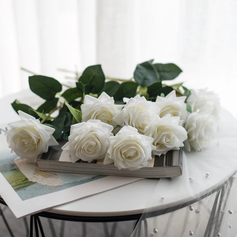 Lebensgroßes gefälschtes Rosenbouquet