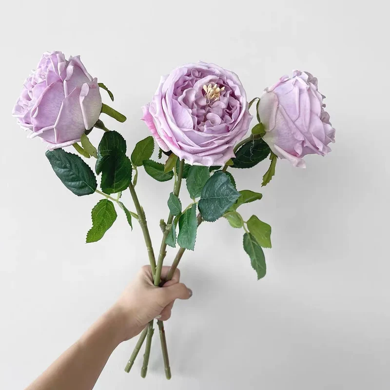 Lebensgroßes gefälschtes Rosenbouquet