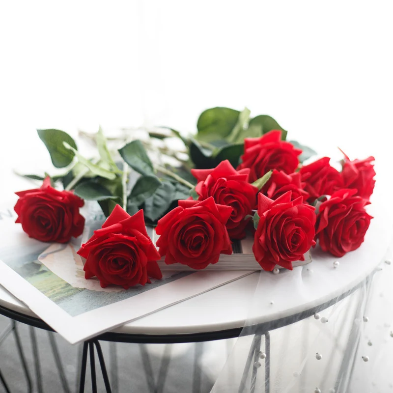 Lebensgroßes gefälschtes Rosenbouquet