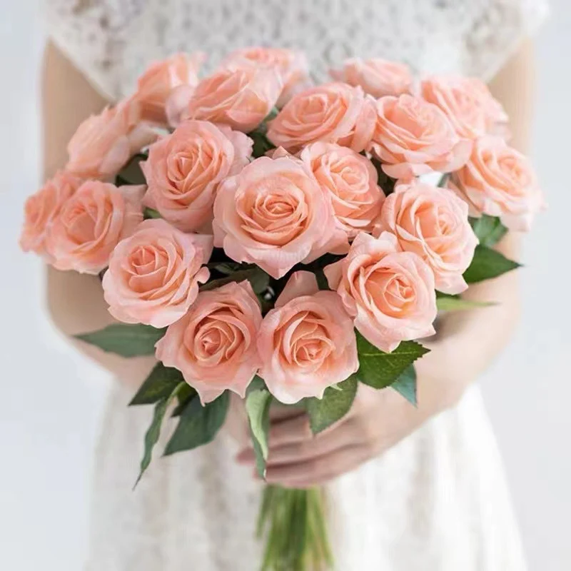 Lebensgroßes gefälschtes Rosenbouquet