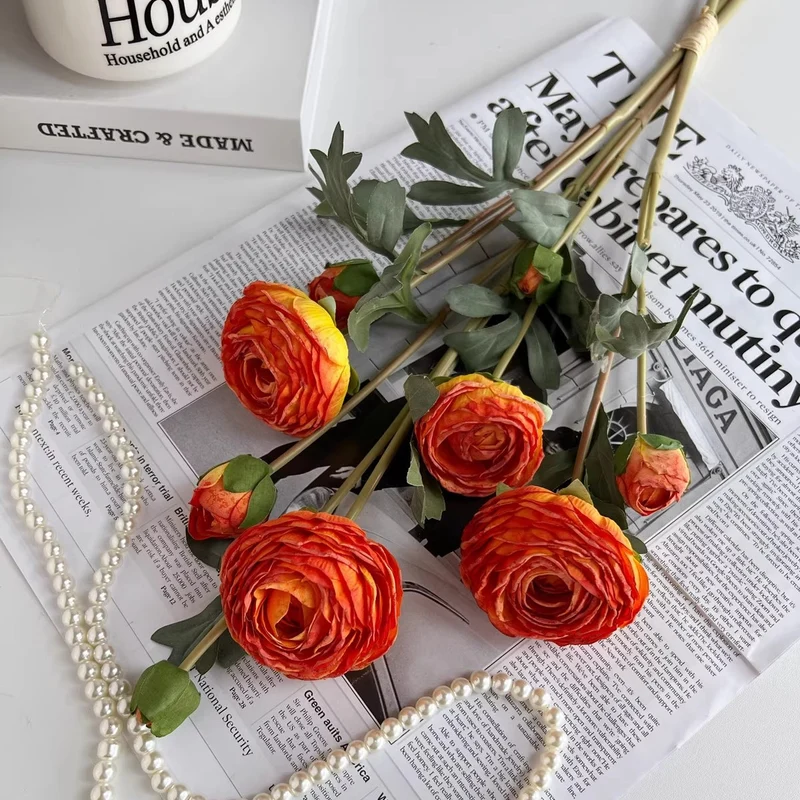 Lebensechte Ranunkel Blumenarrangement