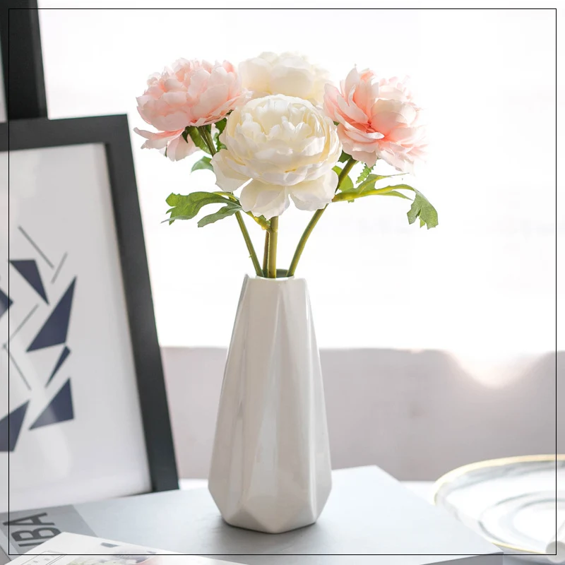 Lebensechte Pfingstrosen-Blumenarrangement