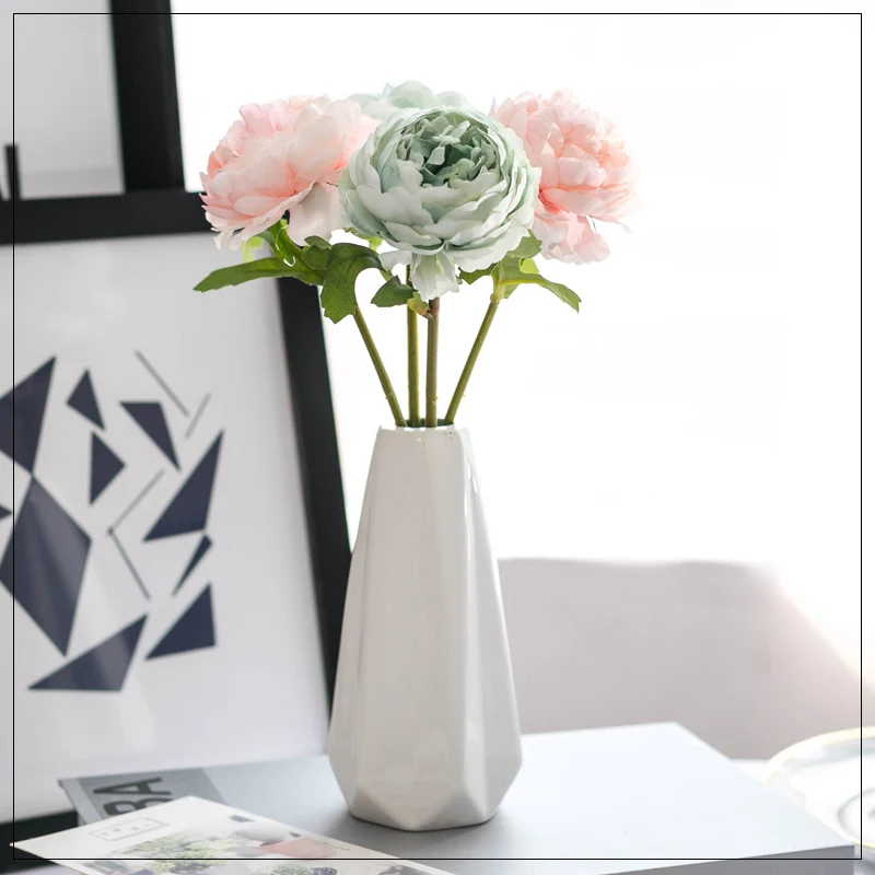 Lebensechte Pfingstrosen-Blumenarrangement
