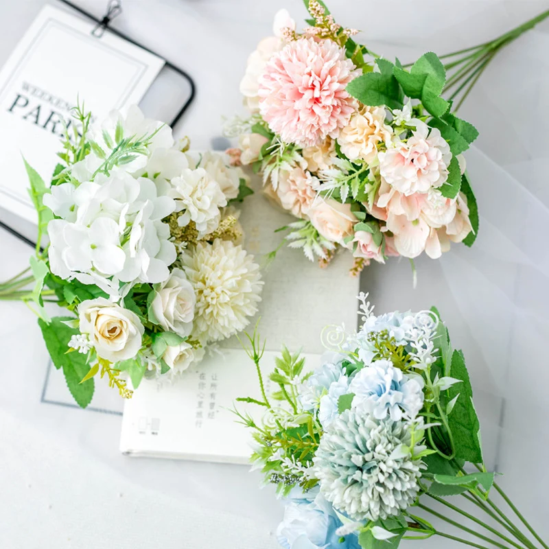 Lebensechter gemischter Blumenstrauß