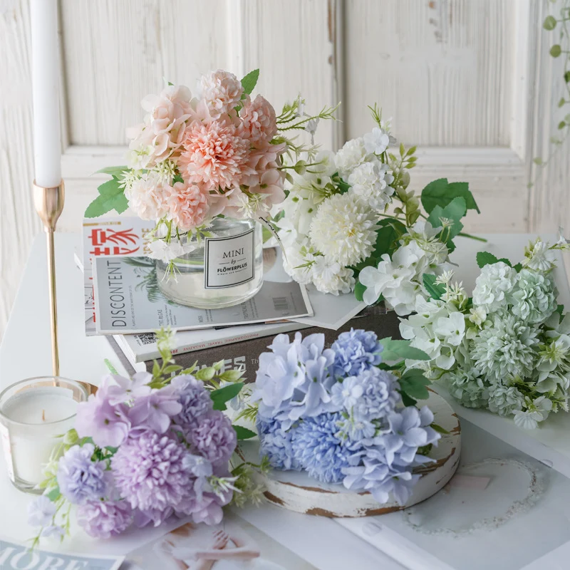 Lebensnahe Lavendel Blumenarrangement