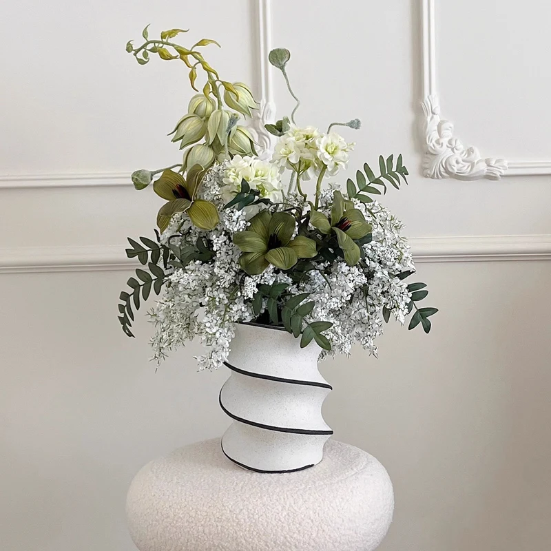 Lebensechte Blumenstrauß-Anordnung