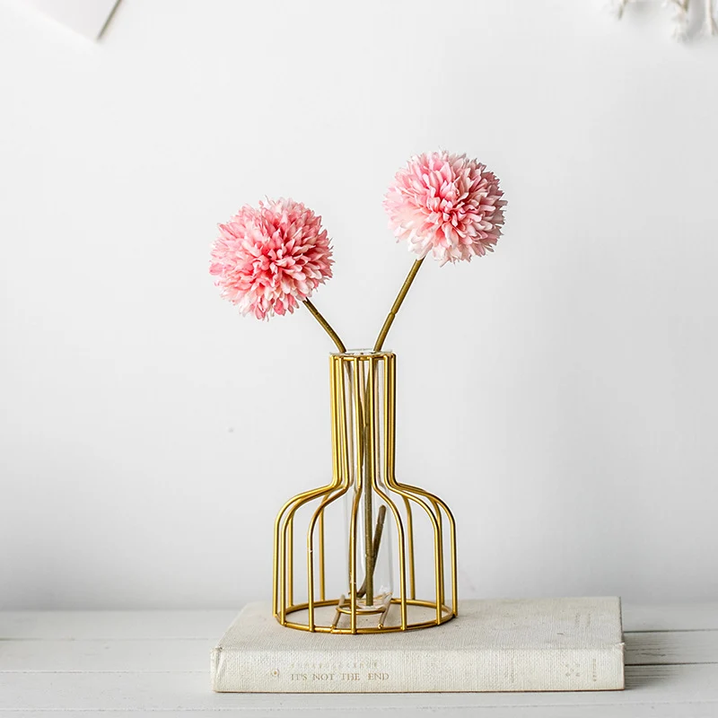 Lebensechte Blumenarrangement
