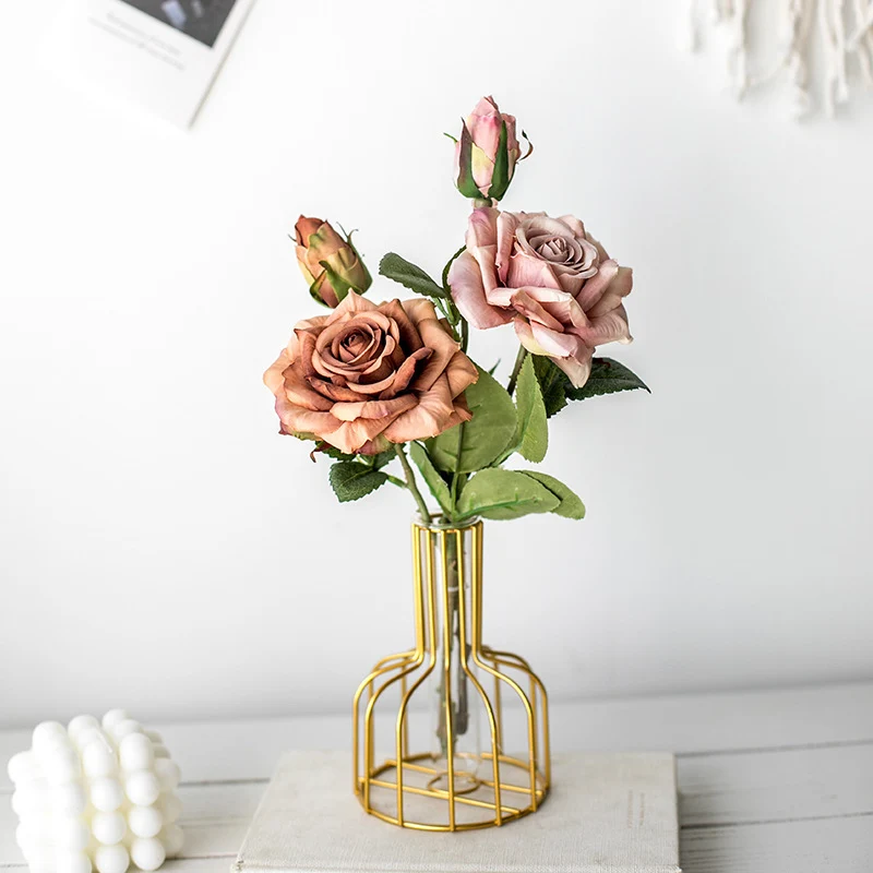 Lebensechte Blumenarrangement