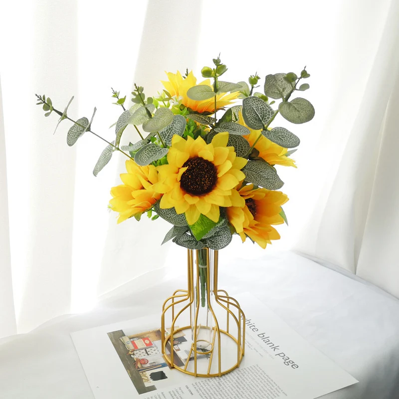 Lebensechte Blumenarrangement