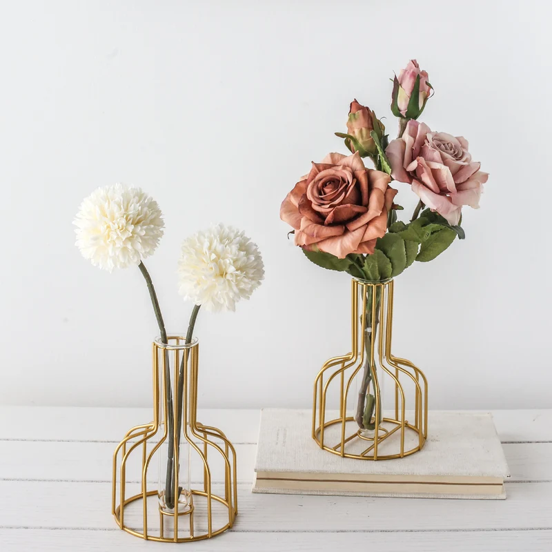 Lebensechte Blumenarrangement