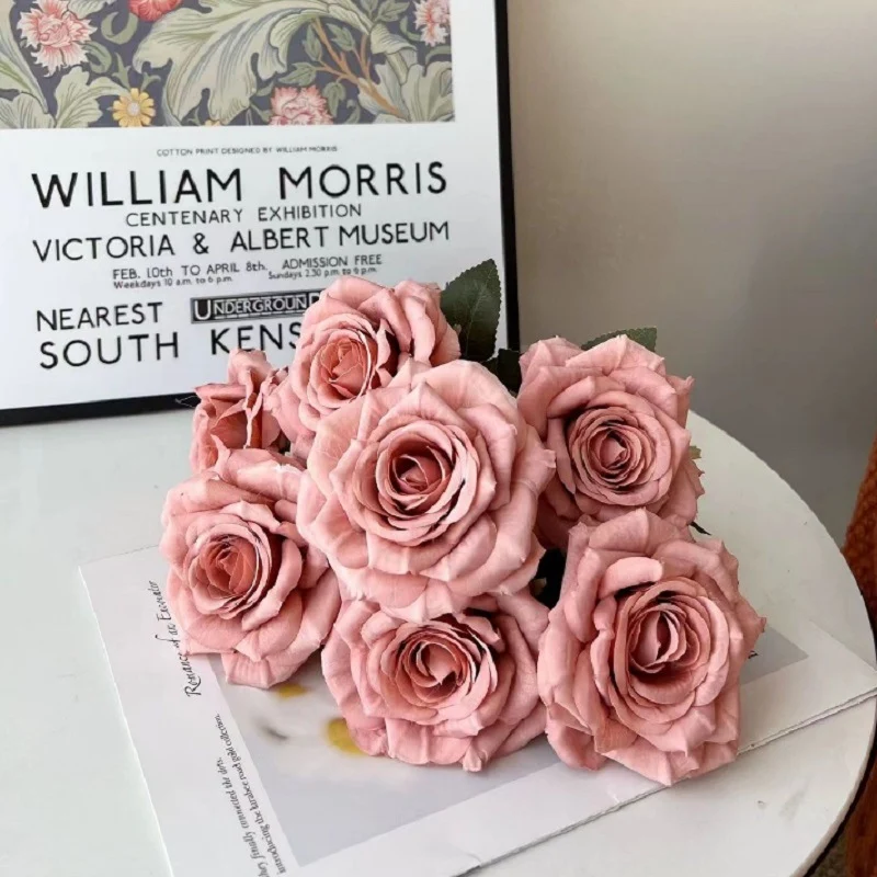 Lebensnahe dekorative Rosenblüte