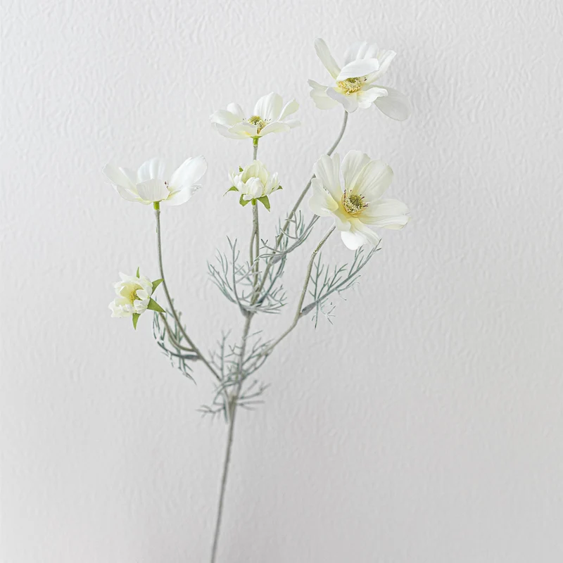 Lebensechte Buttercup-Blumenstängel