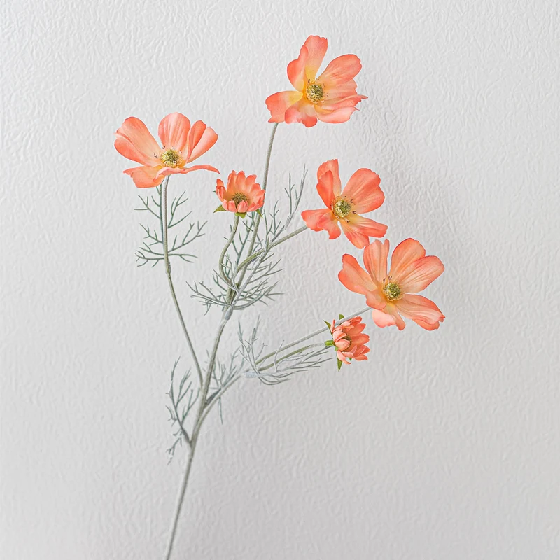 Lebensechte Buttercup-Blumenstängel