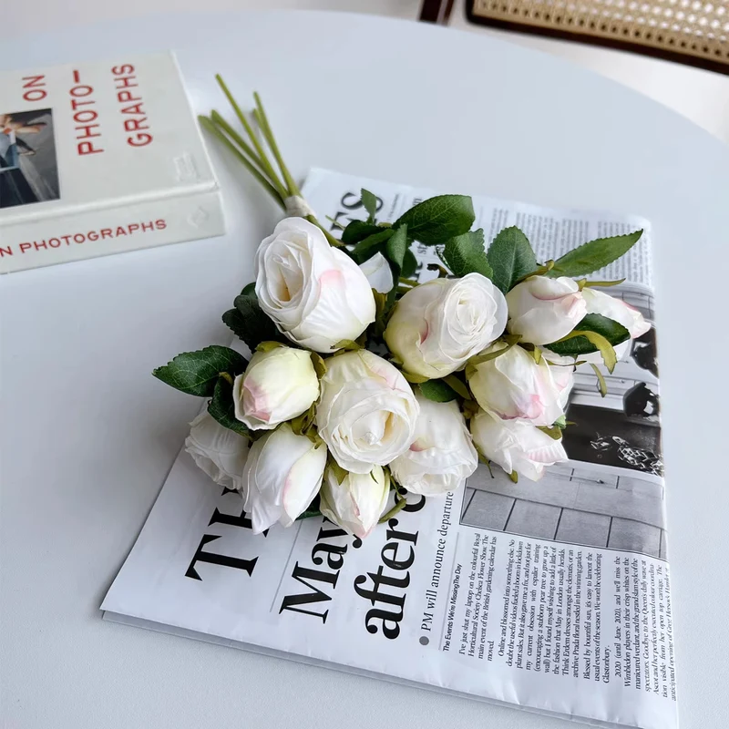 Lebensechter künstlicher Rosenstrauß