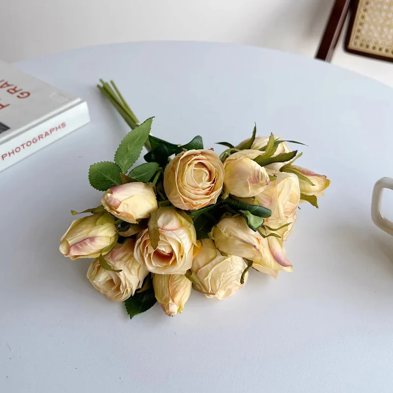 Lebensechter künstlicher Rosenstrauß
