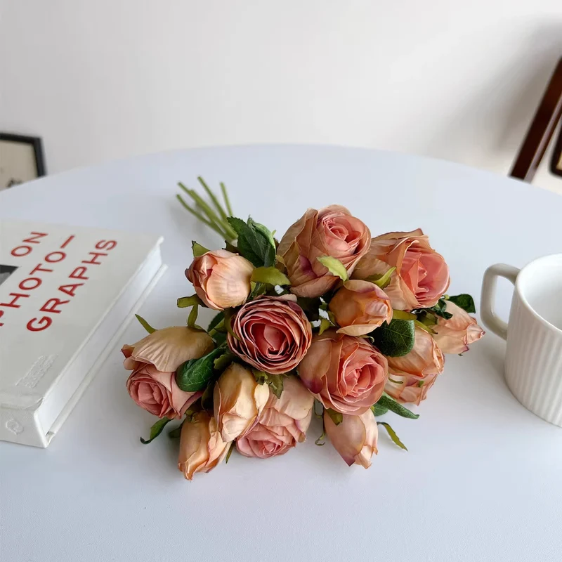 Lebensechter künstlicher Rosenstrauß