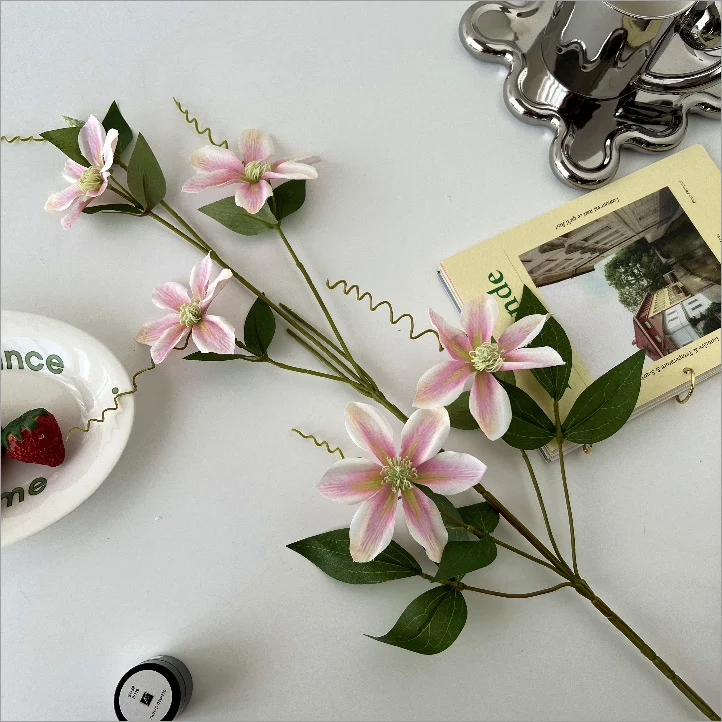 Dekorative Clematis Blumenarrangement