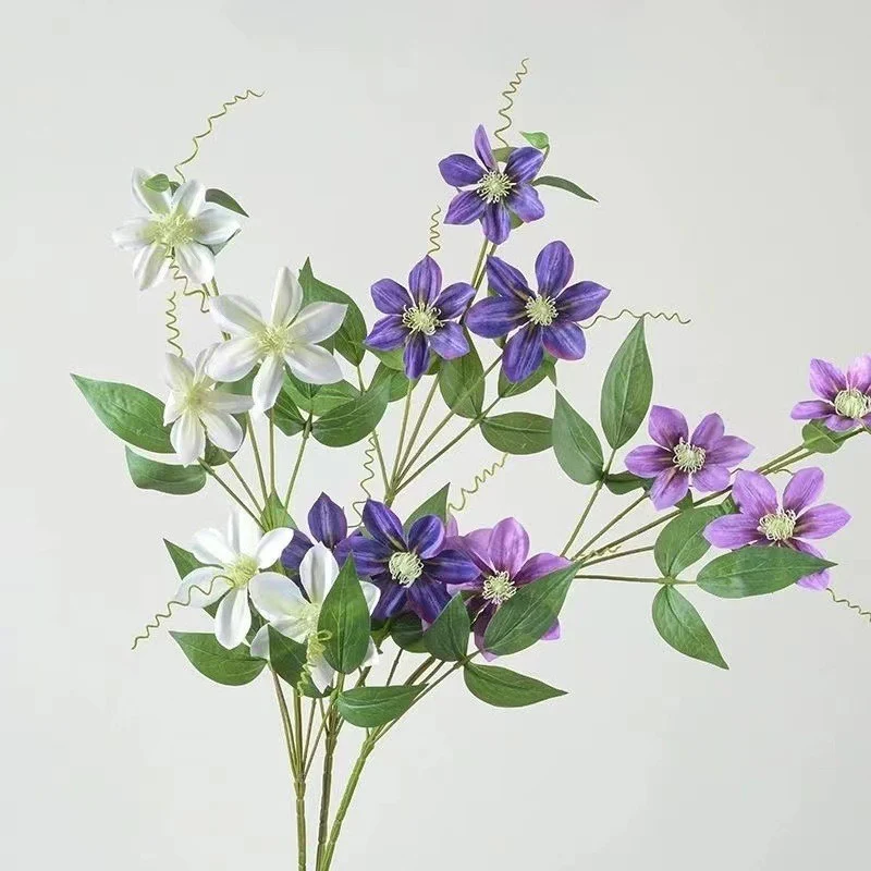 Dekorative Clematis Blumenarrangement