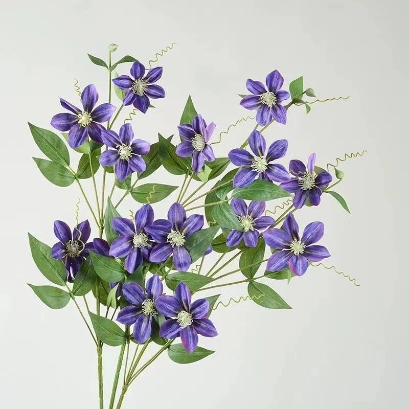 Dekorative Clematis Blumenarrangement