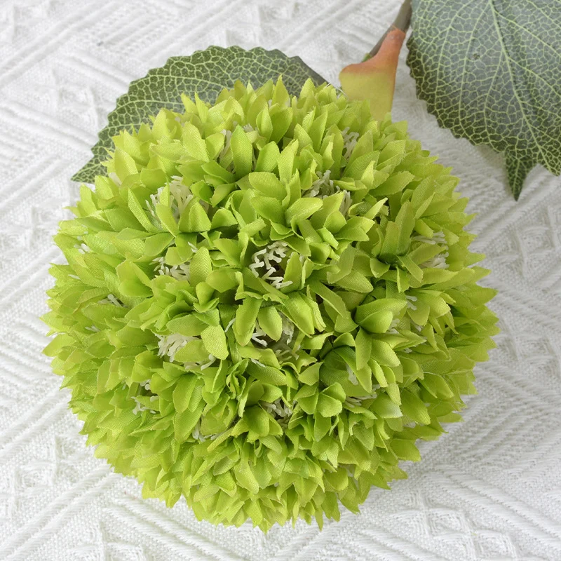 Dekorativer Seidenblumenstrauß