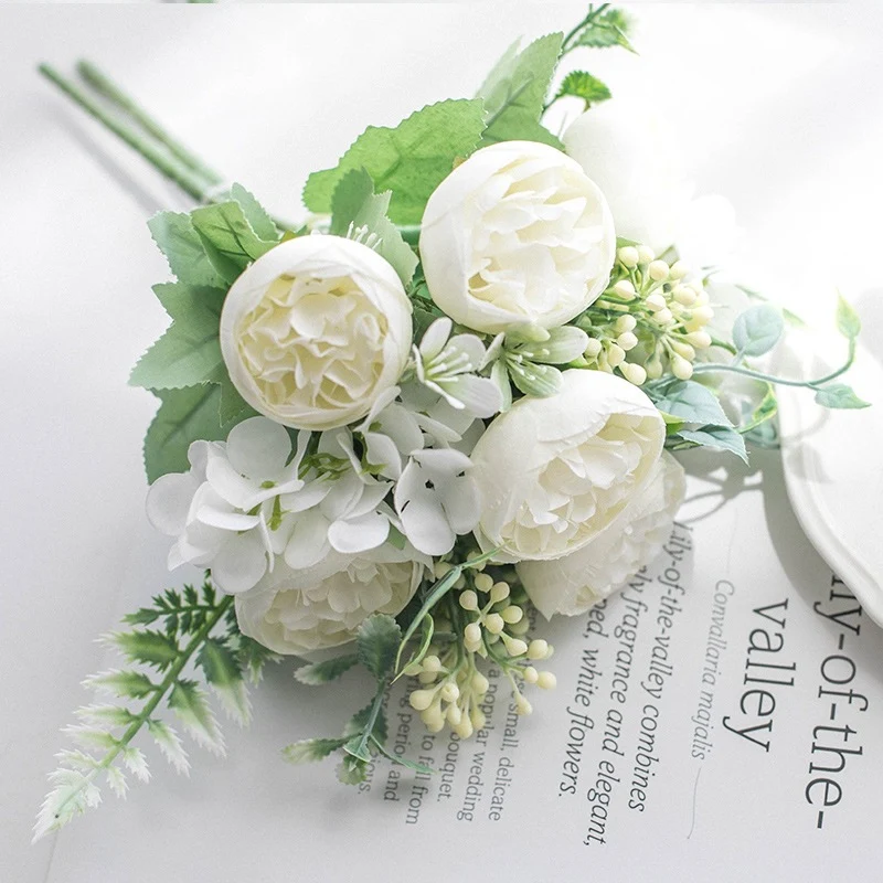 Eleganter Pfingstrosenblumenstrauß