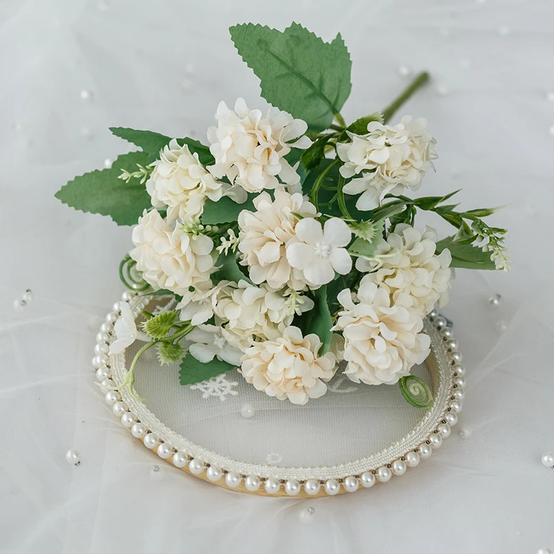 Elegante Blumenarrangement 1790318260