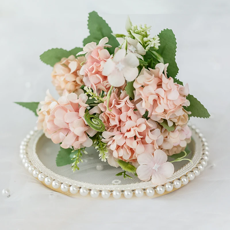 Elegante Blumenarrangement 1790318260