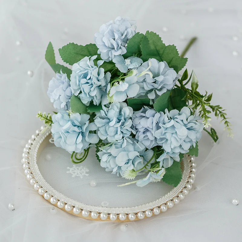 Elegante Blumenarrangement 1790318260