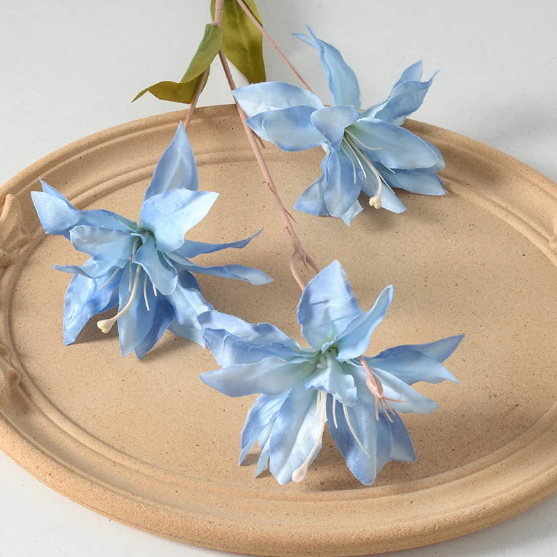 Dekorative Blumenstielanordnung