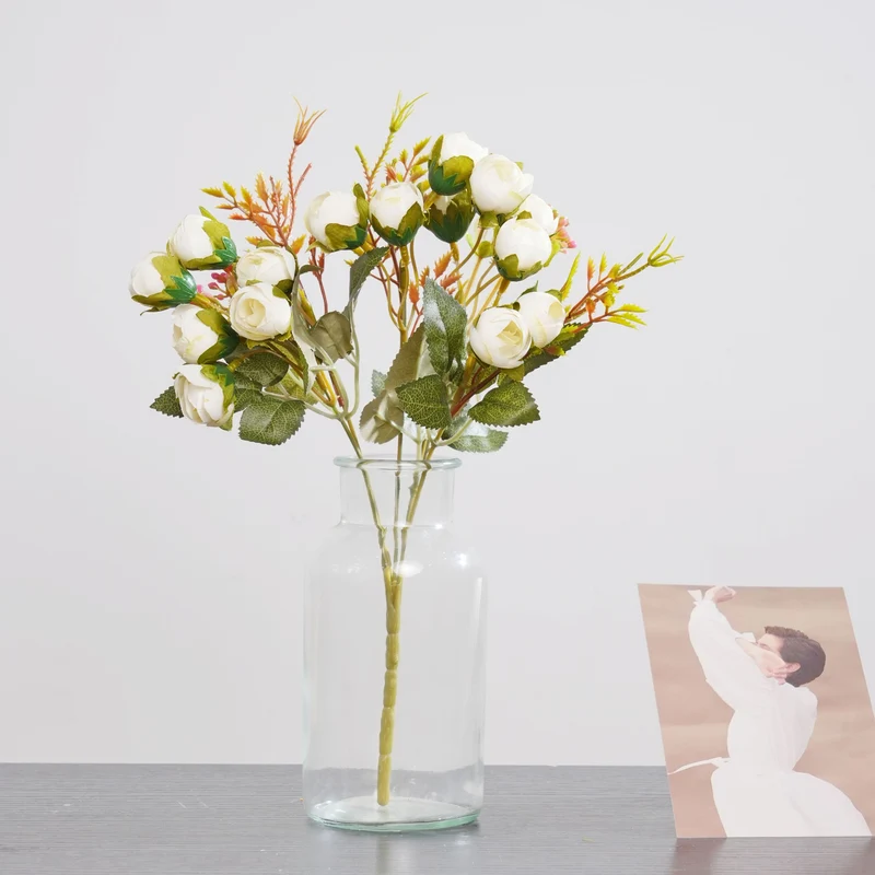 Lebensechte florale Rosenstielanordnung