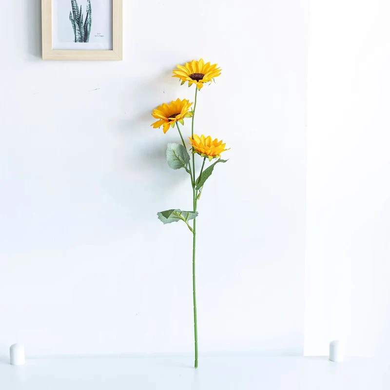 Realistisches Sonnenblumenblütenstängel