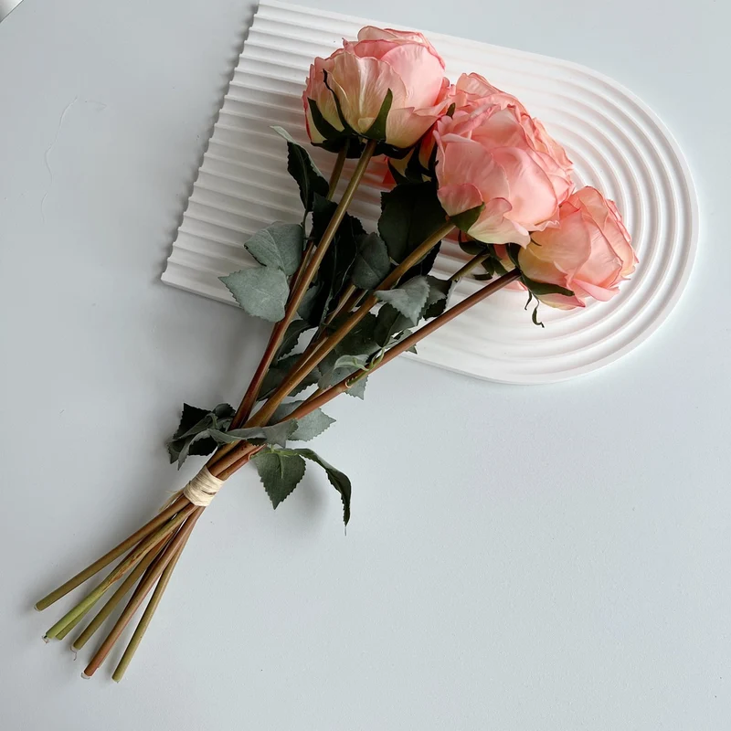 Eleganter künstlicher Rosenstrauß
