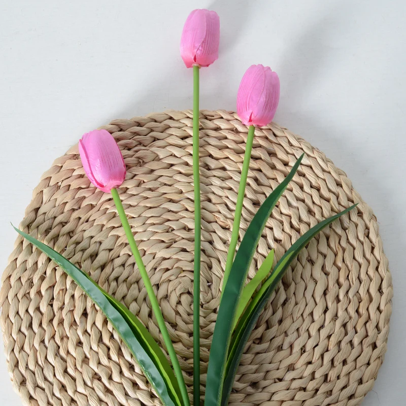 Dekorative Kunsttulpenstielarrangement