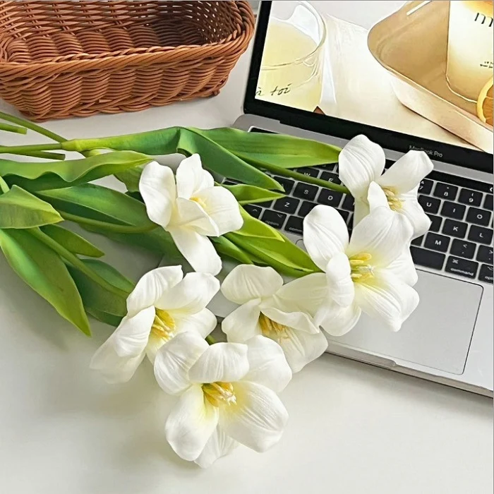 Realistische Orchideen-Blumenarrangement