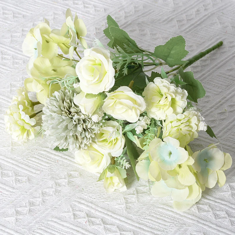 Stylischer künstlicher Blumenstrauß
