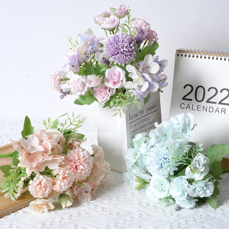 Stylischer künstlicher Blumenstrauß