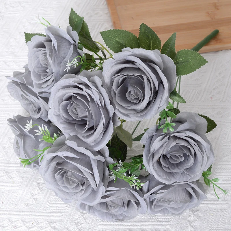 Lebensechter künstlicher Blumenstrauß