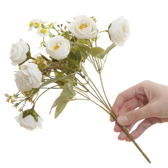 Lebensnahes Blumenbouquet mit Wiesenblumenakzenten