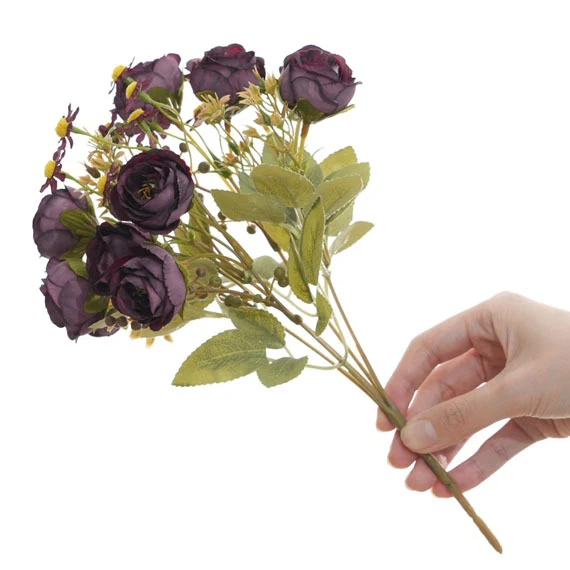Lebensnahes Blumenbouquet mit Wiesenblumenakzenten