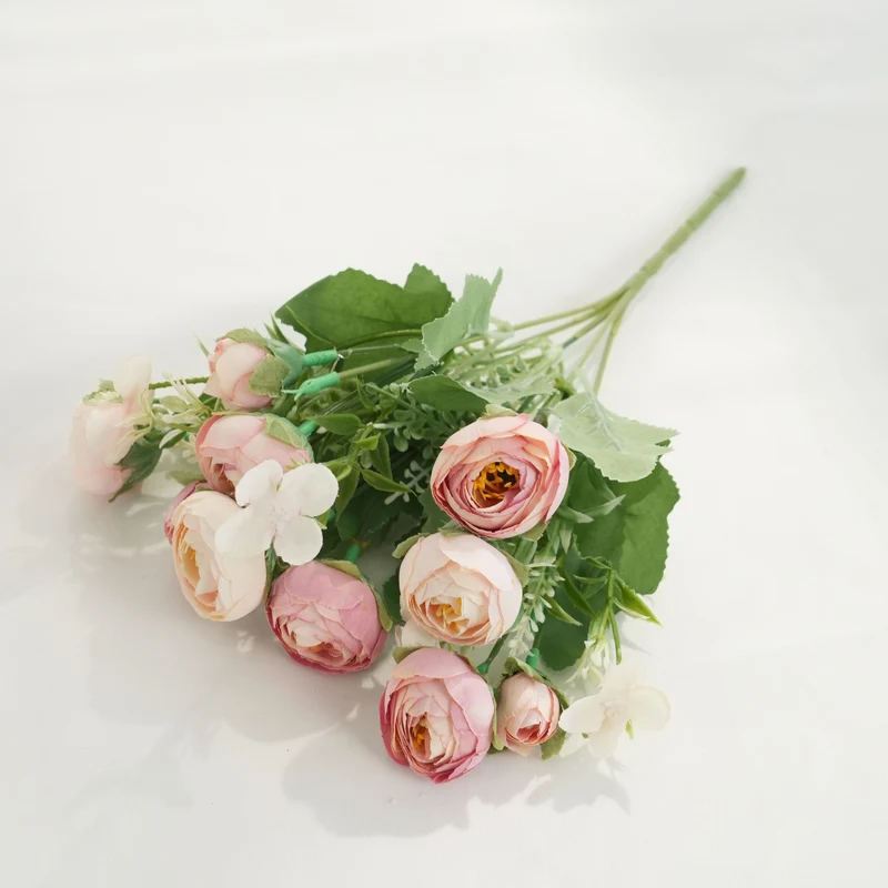 Lebensechter Blumenstrauß mit weichen Blütenblättern
