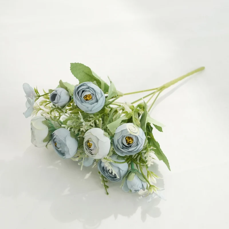 Lebensechter Blumenstrauß mit weichen Blütenblättern