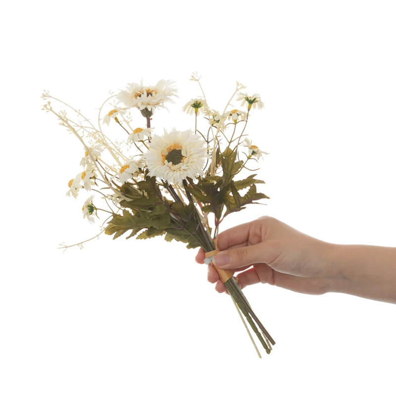 Lebensechte Blumenstrauß-Anordnung
